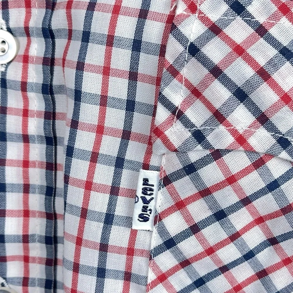Levis neckline sleeve fit